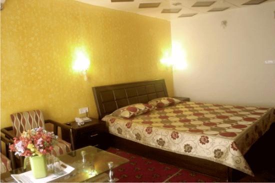 Hotel Bombay Palace Далхаузи Екстериор снимка