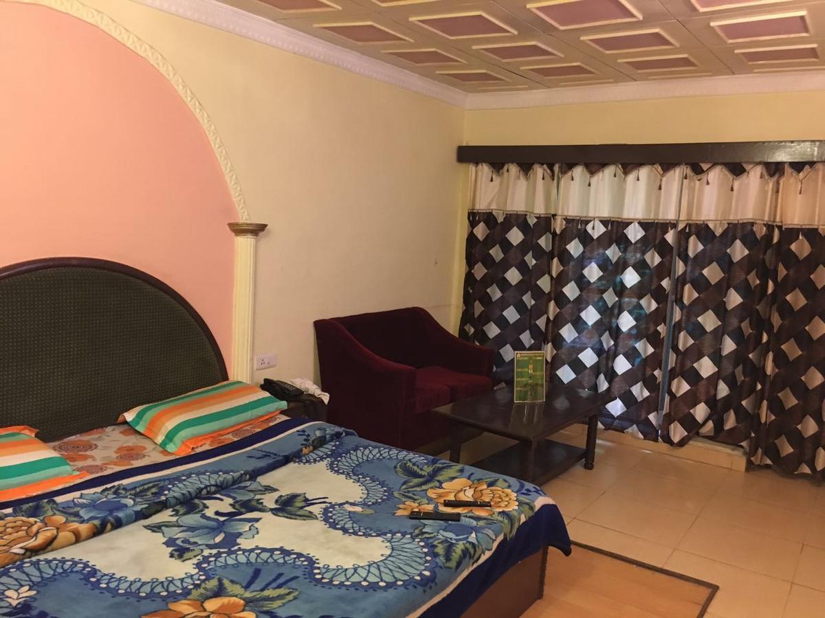 Hotel Bombay Palace Далхаузи Екстериор снимка